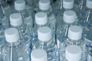 Las botellas de plástico pueden llevar Bisfenol A Imagen: Steven Depolo (CC)